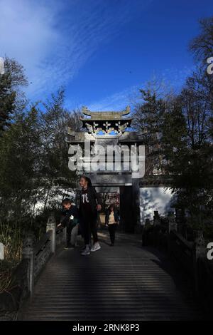 FRANCFORT, les gens visitent le jardin chinois à Francfort, Allemagne, le 13 mars 2017. Le jardin chinois a été construit en 1989 et couvre une superficie de 4 000 mètres carrés.) (gj) ALLEMAGNE-FRANCFORT-JARDIN CHINOIS LuoxHuanhuan PUBLICATIONxNOTxINxCHN Francfort célébrités visitent le jardin chinois de Francfort Allemagne LE 13 2017 mars le jardin chinois construit en 1989 et couvre une superficie de 4 000 MÈTRES carrés GJ Allemagne Francfort jardin chinois LuoxHuanhuan PUBLICATIONxNOTxINxCHN Banque D'Images