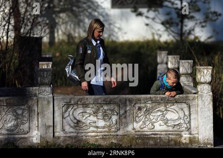 FRANCFORT, les gens visitent le jardin chinois à Francfort, Allemagne, le 13 mars 2017. Le jardin chinois a été construit en 1989 et couvre une superficie de 4 000 mètres carrés.) (gj) ALLEMAGNE-FRANCFORT-JARDIN CHINOIS LuoxHuanhuan PUBLICATIONxNOTxINxCHN Francfort célébrités visitent le jardin chinois de Francfort Allemagne LE 13 2017 mars le jardin chinois construit en 1989 et couvre une superficie de 4 000 MÈTRES carrés GJ Allemagne Francfort jardin chinois LuoxHuanhuan PUBLICATIONxNOTxINxCHN Banque D'Images