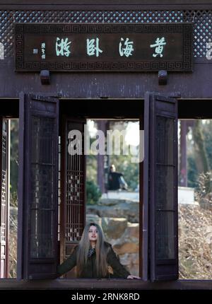 FRANCFORT, les gens visitent le jardin chinois à Francfort, Allemagne, le 13 mars 2017. Le jardin chinois a été construit en 1989 et couvre une superficie de 4 000 mètres carrés.) (gj) ALLEMAGNE-FRANCFORT-JARDIN CHINOIS LuoxHuanhuan PUBLICATIONxNOTxINxCHN Francfort célébrités visitent le jardin chinois de Francfort Allemagne LE 13 2017 mars le jardin chinois construit en 1989 et couvre une superficie de 4 000 MÈTRES carrés GJ Allemagne Francfort jardin chinois LuoxHuanhuan PUBLICATIONxNOTxINxCHN Banque D'Images