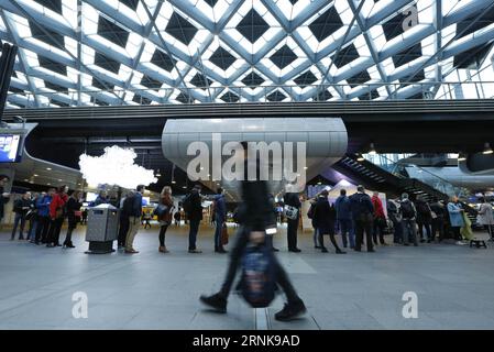 (170315) -- LA HAYE, le 15 mars 2017 -- les gens attendent pour voter aux élections parlementaires à la gare centrale de la Haye, pays-Bas, le 15 mars 2017. ) (Zxj) PAYS-BAS-ÉLECTIONS PARLEMENTAIRES YexPingfan PUBLICATIONxNOTxINxCHN la Haye Mars 15 2017 des célébrités attendent de VOTER aux élections législatives À la gare centrale de la Haye pays-Bas Mars 15 2017 les élections législatives néerlandaises YexPingfan PUBLICATIONxNOTxINxCHN Banque D'Images