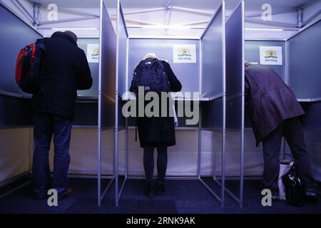 (170315) -- DEN HAAG, le 15 mars 2017 -- les électeurs se préparent à voter aux élections parlementaires au poste central de la Haye, pays-Bas, le 15 mars 2017. ) (Zxj) LES ÉLECTIONS LÉGISLATIVES NÉERLANDAISES YexPingfan PUBLICATIONxNOTxINxCHN la Haye Mars 15 2017 les électeurs se préparent à voter aux élections législatives À la gare centrale de la Haye pays-Bas Mars 15 2017 les élections législatives néerlandaises YexPingfan PUBLICATIONxNOTxINxCHN Banque D'Images