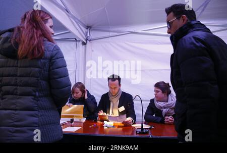 (170315) -- LA HAYE, le 15 mars 2017 -- les gens attendent de recevoir les bulletins de vote lors des élections parlementaires à la gare centrale de la Haye, pays-Bas, le 15 mars 2017.) (Zxj) PAYS-BAS-ÉLECTIONS PARLEMENTAIRES YexPingfan PUBLICATIONxNOTxINxCHN la Haye Mars 15 2017 des célébrités attendent de recevoir des bulletins de vote aux élections législatives À la gare centrale de la Haye pays-Bas Mars 15 2017 les élections législatives néerlandaises YexPingfan PUBLICATIONxNOTxINxCHN Banque D'Images