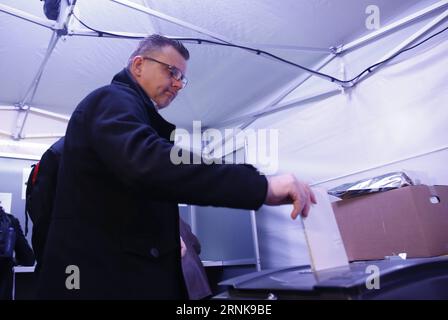 (170315) -- LA HAYE, le 15 mars 2017 -- Un homme vote aux élections parlementaires au poste central de la Haye, pays-Bas, le 15 mars 2017. ) (Zxj) LES ÉLECTIONS LÉGISLATIVES NÉERLANDAISES YexPingfan PUBLICATIONxNOTxINxCHN la Haye Mars 15 2017 un homme vote aux élections législatives À la gare centrale de la Haye pays-Bas Mars 15 2017 les élections législatives néerlandaises YexPingfan PUBLICATIONxNOTxINxCHN Banque D'Images