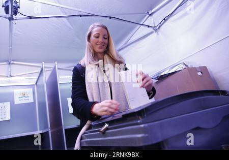 (170315) -- LA HAYE, le 15 mars 2017 -- Une femme vote aux élections parlementaires au poste central de la Haye, pays-Bas, le 15 mars 2017.) (Zxj) LES ÉLECTIONS LÉGISLATIVES NÉERLANDAISES YexPingfan PUBLICATIONxNOTxINxCHN la Haye Mars 15 2017 une femme vote aux élections législatives À la gare centrale de la Haye pays-Bas Mars 15 2017 les élections législatives néerlandaises YexPingfan PUBLICATIONxNOTxINxCHN Banque D'Images