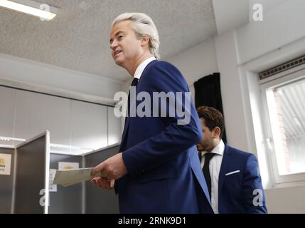 (170315) -- LA HAYE, le 15 mars 2017 -- Geert Wilders, chef du Parti pour la liberté (PVV) d'extrême droite, arrive aux élections législatives dans un bureau de vote de la Haye, aux pays-Bas, le 15 mars 2017.) (Zxj) LES PAYS-BAS-ÉLECTIONS PARLEMENTAIRES-GEERT WILDERS YexPingfan PUBLICATIONxNOTxINxCHN la Haye Mars 15 2017 le chef du parti d'extrême droite pour la liberté Geert Wilders arrive au scrutin DANS un bureau de vote de la Haye pays-Bas Mars 15 2017 les élections parlementaires néerlandaises Geert Wilders YexPingfan PUBLICATIONxNOTxINxCHN Banque D'Images