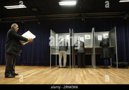 Parlamentswahlen in den Niederlanden (170315) -- LA HAYE, le 15 mars 2017 -- les Néerlandais remplissent leur bulletin de vote lors des élections législatives néerlandaises de 2017 dans un bureau de vote de la Haye, aux pays-Bas, le 15 mars 2017. Le taux de participation aux élections législatives néerlandaises de mercredi 2017 a été jusqu'à présent beaucoup plus élevé que celui des élections précédentes de 2012. ) PAYS-BAS-LA HAYE-ELECTIONS PARLEMENTAIRES YexPingfan PUBLICATIONxNOTxINxCHN Elections parlementaires aux pays-Bas la Haye Mars 15 2017 les célébrités néerlandaises REMPLISSENT leur bulletin de vote lors de la Pa néerlandaise 2017 Banque D'Images