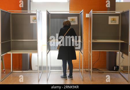 Parlamentswahlen in den Niederlanden (170315) -- LA HAYE, le 15 mars 2017 -- Une néerlandaise remplit son bulletin de vote lors des élections législatives néerlandaises de 2017 dans un bureau de vote de la Haye, aux pays-Bas, le 15 mars 2017. Le taux de participation aux élections législatives néerlandaises de mercredi 2017 a été jusqu'à présent beaucoup plus élevé que celui des élections précédentes de 2012. ) PAYS-BAS-LA HAYE-ELECTIONS PARLEMENTAIRES YexPingfan PUBLICATIONxNOTxINxCHN Elections parlementaires aux pays-Bas la Haye Mars 15 2017 une néerlandaise remplit son bulletin de vote lors du Parlement néerlandais de 2017 Banque D'Images