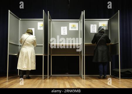 Bilder des Tages Parlamentswahlen in den Niederlanden (170315) -- LA HAYE, le 15 mars 2017 -- les Néerlandais remplissent leur bulletin de vote lors des élections législatives néerlandaises de 2017 dans un bureau de vote de la Haye, aux pays-Bas, le 15 mars 2017. Le taux de participation aux élections législatives néerlandaises de mercredi 2017 a été jusqu'à présent beaucoup plus élevé que celui des élections précédentes de 2012. ) PAYS-BAS-LA HAYE-ELECTIONS PARLEMENTAIRES YexPingfan PUBLICATIONxNOTxINxCHN Images le jour des élections législatives aux pays-Bas la Haye Mars 15 2017 les célébrités néerlandaises REMPLISSENT leurs fonctions Banque D'Images