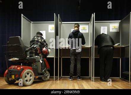 Parlamentswahlen in den Niederlanden (170315) -- LA HAYE, le 15 mars 2017 -- les Néerlandais remplissent leur bulletin de vote lors des élections législatives néerlandaises de 2017 dans un bureau de vote de la Haye, aux pays-Bas, le 15 mars 2017. Le taux de participation aux élections législatives néerlandaises de mercredi 2017 a été jusqu'à présent beaucoup plus élevé que celui des élections précédentes de 2012. ) PAYS-BAS-LA HAYE-ELECTIONS PARLEMENTAIRES YexPingfan PUBLICATIONxNOTxINxCHN Elections parlementaires aux pays-Bas la Haye Mars 15 2017 les célébrités néerlandaises REMPLISSENT leur bulletin de vote lors de la Pa néerlandaise 2017 Banque D'Images