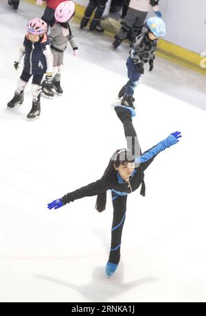 (170316) -- WUHAN, 16 mars 2017 -- une photo prise le 4 mars 2017 montre Yuan Jiani (à droite), la fillette de 11 ans qui apprend le patinage à partir de 8 ans, patine sur une patinoire dans un centre commercial de Wuhan, dans la province du Hubei au centre de la Chine. Maintenant un rythme de développement solide et régulier, l'industrie du sport chinoise était en plein essor en 2016. Le Programme national de remise en forme (2016-2020) et le 13e Plan quinquennal sur l'industrie du sport ont tous deux été publiés en 2016 pour offrir une orientation claire à la stratégie nationale de la Chine visant à assurer la remise en forme publique et le développement de l'industrie du sport. Administration générale chinoise de S Banque D'Images