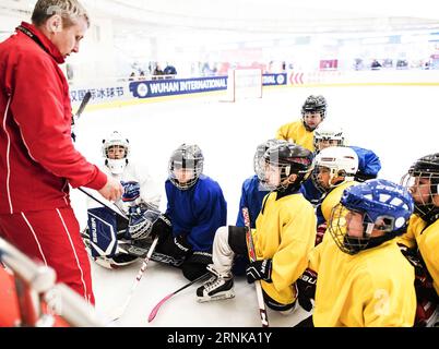 (170316) -- WUHAN, 16 mars 2017 -- une photo prise le 25 février 2017 montre des joueurs de hockey sur glace du Binglong International Skating Club écoutant leur entraîneur russe Nikolaev Vladimir sur une patinoire dans un centre commercial de Wuhan, dans la province du Hubei, au centre de la Chine. Maintenant un rythme de développement solide et régulier, l'industrie du sport chinoise était en plein essor en 2016. Le Programme national de remise en forme (2016-2020) et le 13e Plan quinquennal sur l'industrie du sport ont tous deux été publiés en 2016 pour offrir une orientation claire à la stratégie nationale de la Chine pour assurer la remise en forme publique et le développement des industries du sport Banque D'Images