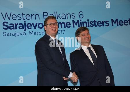 (170316) -- SARAJEVO, le 16 mars 2017 -- Denis Zvizdic (R), président du Conseil des ministres de Bosnie-Herzégovine, serre la main du Premier ministre serbe Aleksandar Vucic au Parlement de Sarajevo, en Bosnie-Herzégovine, le 16 mars 2017. Les Balkans occidentaux doivent avoir une perspective européenne, a déclaré jeudi le président du Conseil des ministres de Bosnie-Herzégovine, Denis Zvizdic. ) SOMMET BOSNIE-HERZÉGOVINE-SARAJEVO-BALKANS occidentaux HarisxMemija PUBLICATIONxNOTxINxCHN 170316 Sarajevo Mars 16 2017 Bosnie-Herzégovine le Président du Conseil des ministres Denis Zvizdic se serre la main Banque D'Images