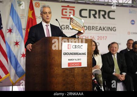 (170317) -- CHICAGO, le 16 mars 2017 -- Rahm Emanuel, maire de Chicago, prend la parole lors d'une cérémonie d'inauguration d'une usine d'assemblage de wagons à Chicago, aux États-Unis, le 16 mars 2017. En tant qu'investisseur, China Railway Rolling stock Corporation (CRRC) Sifang America a organisé jeudi une cérémonie révolutionnaire pour une usine d'assemblage de wagons dans le sud-est de Chicago. L'investissement de la société chinoise CRRC Sifang à Chicago apportera plus de possibilités d'emploi et contribuera à l'économie locale, a déclaré Cui Tiankai, l'ambassadeur de Chine aux États-Unis, dans une lettre pour féliciter un nouvel assemblage de wagons Banque D'Images