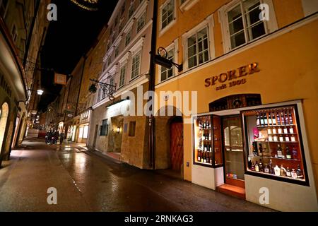 (170318) -- SALZBOURG, 18 mars 2017 -- la photo prise le 17 mars 2017 montre la vue nocturne de Salzbourg, en Autriche. )(gj) AUSTRIA-SALZBURG-NIGHT VIEW GongxBing PUBLICATIONxNOTxINxCHN Salzbourg mars 18 2017 la photo prise LE 17 2017 mars montre la Night View of Salzburg Austria GJ Austria Salzburg Night View GongxBing PUBLICATIONxNOTxINxCHN Banque D'Images