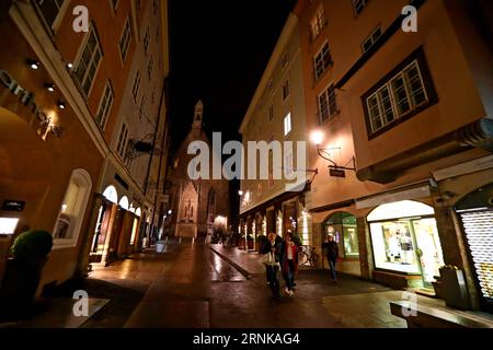 (170318) -- SALZBOURG, 18 mars 2017 -- la photo prise le 17 mars 2017 montre la vue nocturne de Salzbourg, en Autriche. )(gj) AUSTRIA-SALZBURG-NIGHT VIEW GongxBing PUBLICATIONxNOTxINxCHN Salzbourg mars 18 2017 la photo prise LE 17 2017 mars montre la Night View of Salzburg Austria GJ Austria Salzburg Night View GongxBing PUBLICATIONxNOTxINxCHN Banque D'Images