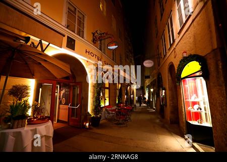 (170318) -- SALZBOURG, 18 mars 2017 -- la photo prise le 17 mars 2017 montre la vue nocturne de Salzbourg, en Autriche. )(gj) AUSTRIA-SALZBURG-NIGHT VIEW GongxBing PUBLICATIONxNOTxINxCHN Salzbourg mars 18 2017 la photo prise LE 17 2017 mars montre la Night View of Salzburg Austria GJ Austria Salzburg Night View GongxBing PUBLICATIONxNOTxINxCHN Banque D'Images