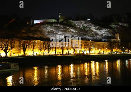 (170318) -- SALZBOURG, 18 mars 2017 -- la photo prise le 17 mars 2017 montre la vue nocturne de Salzbourg, en Autriche. )(gj) AUSTRIA-SALZBURG-NIGHT VIEW GongxBing PUBLICATIONxNOTxINxCHN Salzbourg mars 18 2017 la photo prise LE 17 2017 mars montre la Night View of Salzburg Austria GJ Austria Salzburg Night View GongxBing PUBLICATIONxNOTxINxCHN Banque D'Images