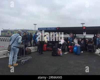 (170318) -- PARIS, 18 mars 2017 -- la photo prise le 18 mars 2017 avec un téléphone portable montre des passagers évacuant du terminal sud de l'aéroport d'Orly après une fusillade à Paris, en France. Un homme a été abattu après avoir tenté de saisir l'arme d'un soldat à l'aéroport d'Orly samedi matin et aucune victime n'est signalée, a confirmé le ministère français de l'intérieur.) (zy) FRANCE-PARIS-ORLY AIRPORT-SHOOTING HanxBing PUBLICATIONxNOTxINxCHN Paris Mars 18 2017 la photo prise LE 18 2017 mars avec un téléphone portable montre des passagers évacuant du terminal Sud de l'aéroport D'ORLY après une fusillade à par Banque D'Images