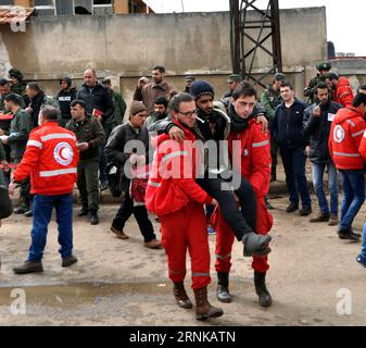 Bilder des Tages syrien : Letzte Rebellen verlassen Homs (170318) -- HOMS (SYRIE), 18 mars 2017 -- des volontaires du Croissant-Rouge syrien viennent en aide aux blessés qui commencent à quitter le quartier tenu par les rebelles d'al-Wair, dans le centre de Homs, en Syrie, le 18 mars 2017. La ville centrale de Homs sera bientôt libérée de toute présence rebelle, car le premier groupe de rebelles et leurs familles ont commencé à évacuer leur dernier bastion de la ville samedi dans le cadre d'un accord activé avec le gouvernement. SYRIA-HOMS-REBELLE-DERNIÈRE FORTERESSE-ÉVACUATION AmmarxSafarjalani PUBLICATIONxNOTxINxCHN Images le jour où la Syrie est dernière Rebe Banque D'Images