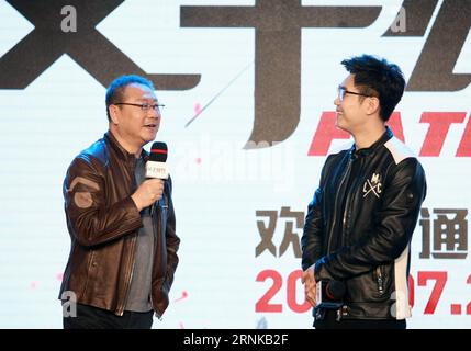 (170319) -- PÉKIN, 19 mars 2017 -- le producteur exécutif et acteur Dong Chengpeng et l'acteur Fan Wei échangent leurs points de vue lors de la conférence de presse du film Père et fils à Pékin, capitale de la Chine, le 19 mars 2017. Le film est prévu pour frapper les salles le 21 juillet de cette année. ) (Yxb) CHINA-BEIJING-FILM-FATHER AND FILS(CN) ZhangxJiayang PUBLICATIONxNOTxINxCHN Beijing Mars 19 2017 Producteur exécutif et acteur Dong Chengpeng et acteur supporter Wei échangent des vues ensemble À la conférence de presse de film Father and Sun à Beijing capitale de la Chine Mars 19 2017 le film EST prévu pour sortir au Théâtre le 2 juillet Banque D'Images