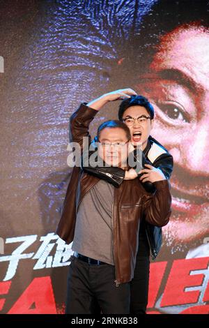 (170319) -- PÉKIN, le 19 mars 2017 -- le producteur exécutif et acteur Dong Chengpeng(R) et l'acteur Fan Wei échangent leurs points de vue lors de la conférence de presse du film Père et fils à Pékin, capitale de la Chine, le 19 mars 2017. Le film est prévu pour frapper les salles le 21 juillet de cette année. ) (Yxb) CHINA-BEIJING-FILM-PÈRE ET FILS(CN) ZhangxJiayang PUBLICATIONxNOTxINxCHN Beijing Mars 19 2017 Producteur exécutif et acteur Dong Chengpeng r et acteur supporter Wei échangent des vues ensemble À la conférence de presse de film Father and Sun à Beijing capitale de la Chine Mars 19 2017 le film EST prévu pour frapper Théâtre SUR J. Banque D'Images