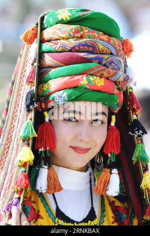 (170320) -- TACHKENT, le 20 mars 2017 -- Une ouzbèke vêtue de costumes traditionnels célèbre le festival annuel du Novruz à Tachkent, Ouzbékistan, le 20 mars 2017.) (gl) OUZBÉKISTAN-TACHKENT-NOVRUZ Sadat PUBLICATIONxNOTxINxCHN Tachkent Mars 20 2017 une femme ouzbèke vêtue de costumes traditionnels célèbre le Festival annuel du Novruz à Tachkent Ouzbékistan Mars 20 2017 GL Ouzbékistan Tachkent Novruz Sadat PUBLICATIONxNOTxINxCHN Banque D'Images