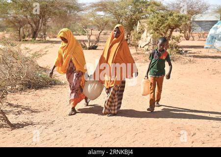 (170321) -- DOOLOW (SOMALIE), 21 mars 2017 -- les gens rentrent après avoir récupéré de l'eau dans le camp de déplacés internes (PDI) de Doolow, une ville frontalière avec l'Éthiopie, Somalie, le 19 mars 2017. Une augmentation massive de l ' aide humanitaire est nécessaire d ' urgence pour éviter une famine, les organismes humanitaires estimant que 6,2 millions de Somaliens touchés par la sécheresse ont besoin d ' aide, notamment de vivres, d ' eau et d ' assainissement, de santé et de nutrition, de protection et d ' abris. Le président somalien Mohamed Abdullahi Mohamed a également déclaré la sécheresse, qui ravage la nation de la Corne de l'Afrique, un désarroi national Banque D'Images