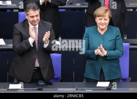 (170323) -- BERLIN, le 23 mars 2017 -- la chancelière allemande Angela Merkel (R) et le ministre allemand des Affaires étrangères Sigmar Gabriel assistent à la cérémonie d'investiture du nouveau président allemand Frank-Walter Steinmeier au Bundestag, la chambre basse du Parlement à Berlin, le 22 mars 2017. Frank-Walter Steinmeier a prêté serment mercredi en tant que 12e président de l Allemagne. ) (lrz) ALLEMAGNE-BERLIN-PRÉSIDENT-STEINMEIER-ASSERMENTATION ShanxYuqi PUBLICATIONxNOTxINxCHN Berlin Mars 23 2017 la chancelière allemande Angela Merkel r et les ministres allemands des Affaires étrangères Sigmar Gabriel assistent à la cérémonie d'assermentation du nouveau président allemand F. Banque D'Images