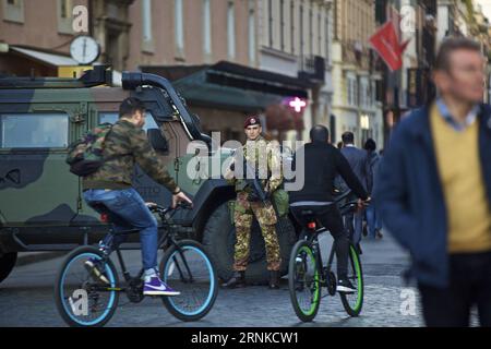 60 Jahre Römische Verträge : Sicherheitsvorkehrungen vor eu-Sondergipfel in ROM (170324) -- ROME, le 24 mars 2017 -- un soldat italien monte la garde dans le centre de Rome, Italie, le 23 mars 2017. Les dirigeants de l'UE-27 se réuniront samedi à Rome pour le 60e anniversaire du traité de Rome. (Zjy) ITALIE-ROME-LE TRAITÉ DE ROME-60e ANNIVERSAIRE-SÉCURITÉ JinxYu PUBLICATIONxNOTxINxCHN 60 ans contrats romains arrangements de sécurité avant le sommet spécial de l'UE à Rome Rome 24 2017 mars au soldat italien garde au centre de Rome Italie 23 2017 mars les dirigeants de l'UE 27 se réuniront samedi à Rome Banque D'Images