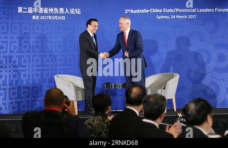 (170324) -- SYDNEY, le 24 mars 2017 -- le premier ministre chinois Li Keqiang (à gauche) serre la main du premier ministre australien Malcolm Turnbull lors du 2e Forum des dirigeants des États/provinces Australie-Chine à Sydney, Australie, le 24 mars 2017.) (Lb) AUSTRALIA-SYDNEY-LI KEQIANG-LEADERS FORUM YaoxDawei PUBLICATIONxNOTxINxCHN Sydney Mars 24 2017 le Premier ministre chinois a quitté Keqiang l serre la main des premiers ministres australiens Malcolm Turnbull AU 2e Forum des dirigeants provinciaux de l'État de Chine à Sydney Australie Mars 24 2017 LB Australie Sydney a quitté Keqiang leaders Forum YaoxDawei PUBLICATIONxNOTxINxCHN Banque D'Images