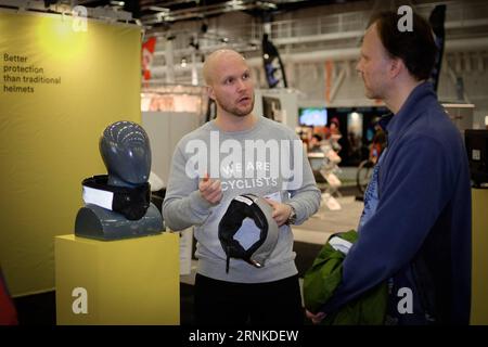 (170325) -- STOCKHOLM, le 25 mars 2017 -- un exposant présente le dernier modèle de casque de vélo à un visiteur à l'occasion de la Sweden Bike Expo 2017 à Stockholm, en Suède, le 24 mars 2017. Plus de dix mille coureurs, propriétaires de magasins et amateurs de vélo de toute la Scandinavie devraient prendre dans le dernier équipement cycliste de 82 fabricants du monde entier à la Sweden Bike Expo 2017.) (zw) SWEDEN-STOCKHOLM-BIKE SHOW 2017 RobxSchoenbaum PUBLICATIONxNOTxINxCHN Stockholm Mars 25 2017 à l'exposant montre le dernier modèle de casque de vélo à un visiteur À la Sweden Bike EXPO 2017 à Stockholm Suède Banque D'Images