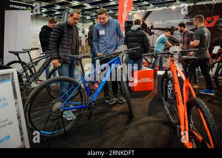 (170325) -- STOCKHOLM, le 25 mars 2017 -- les exposants présentent les derniers modèles de vélos aux visiteurs lors de la Sweden Bike Expo 2017 à Stockholm, en Suède, le 24 mars 2017. Plus de dix mille coureurs, propriétaires de magasins et amateurs de vélo de toute la Scandinavie devraient prendre dans le dernier équipement cycliste de 82 fabricants du monde entier à la Sweden Bike Expo 2017.) (zw) SWEDEN-STOCKHOLM-BIKE SHOW 2017 RobxSchoenbaum PUBLICATIONxNOTxINxCHN Stockholm Mars 25 2017 exposants présentent les derniers modèles de vélo aux visiteurs À l'exposition Sweden Bike 2017 à Stockholm Suède LE 24 2017 mars plus Banque D'Images