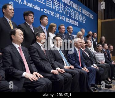 (170324) -- SYDNEY, le 24 mars 2017 -- le premier ministre chinois Li Keqiang (3e L, avant) et le premier ministre australien Malcolm Turnbull (4e L, avant) assistent à la table ronde Australie-Chine des PDG à Sydney, Australie, le 24 mars 2017. (Zhs) AUSTRALIA-CHINA-LI KEQIANG-TURNBULL-CEO-ROUNDTABLE MEETING LixXueren PUBLICATIONxNOTxINxCHN Sydney Mars 24 2017 le Premier ministre chinois a quitté Keqiang 3e le Front et les premiers ministres australiens Malcolm Turnbull 4e le Front assistent à la Table ronde des PDG australiens à Sydney Australie mars 24 2017 zhs Australie Chine quittant Keqiang Turnbull Meeti Banque D'Images