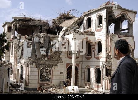 (170325) -- SANAA, le 25 mars 2017 -- Un homme regarde les ruines d'un bâtiment détruit lors de frappes aériennes dans le quartier de l'aéroport de Sanaa, capitale du Yémen, la veille du deuxième anniversaire de l'intervention militaire au Yémen, le 25 mars 2017. Alors que la guerre se poursuit au Yémen depuis deux ans depuis une intervention militaire dirigée par l’Arabie saoudite, les observateurs ont commencé à affirmer que l’objectif de l’intervention militaire est devenu flou, ce qui n’a pas encore abouti à une victoire militaire. Selon les médias citant le porte-parole de la coalition dirigée par l'Arabie saoudite, Ahmed Al-Asiri, la coalition a effectué 90 000 frappes aériennes Banque D'Images