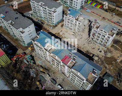 (170326) -- BAOTOU, 26 mars 2017 -- une photo aérienne prise le 26 mars 2017 montre le site de l'explosion dans la communauté résidentielle de Xiangyang dans la ville de Baotou, dans la région autonome de Mongolie intérieure du nord de la Chine. Les sauveteurs peignant les décombres d'un immeuble à moitié effondré à Tumd Right Banner de Baotou ont trouvé deux autres corps alors qu'ils terminaient la recherche, portant le nombre de morts de l'explosion de samedi à cinq. Le bâtiment de la communauté résidentielle de Xiangyang a été déchiré par une explosion tôt samedi après-midi. Samedi, le gouvernement a déclaré que 25 personnes avaient été blessées, dont quatre dans Critical Banque D'Images