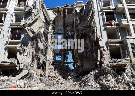 (170326) -- BAOTOU, 26 mars 2017 -- une photo prise le 26 mars 2017 montre le site de l'explosion dans la communauté résidentielle de Xiangyang dans la ville de Baotou, dans la région autonome de Mongolie intérieure du nord de la Chine. Les sauveteurs peignant les décombres d'un immeuble à moitié effondré à Tumd Right Banner de Baotou ont trouvé deux autres corps alors qu'ils terminaient la recherche, portant le nombre de morts de l'explosion de samedi à cinq. Le bâtiment de la communauté résidentielle de Xiangyang a été déchiré par une explosion tôt samedi après-midi. Samedi, le gouvernement a déclaré que 25 personnes avaient été blessées, dont quatre dans des conditions critiques Banque D'Images