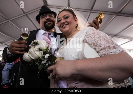 (170326) -- MEXICO, 26 mars 2017 -- Un couple pose après s'être marié lors d'une cérémonie de mariage collective à Mexico, capitale du Mexique, le 25 mars 2017. Francisco Canedo) (jg) (fnc) (hy) MEXICO-MEXICO CITY-SOCIETY-EVENT e FranciscoxCanedo PUBLICATIONxNOTxINxCHN Mexico 26 2017 Mars un COUPLE pose après s'être marié lors d'une cérémonie de mariage collective à Mexico capitale du Mexique LE 25 2017 Mars Francisco Canedo JG FNC Hy Mexico Mexico Mexico City Society Event e PUBLICATIONxNOTxINxCHN Banque D'Images