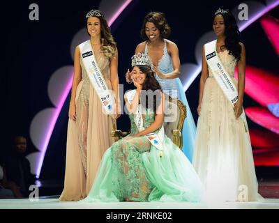 (170326) -- SUN CITY (AFRIQUE DU SUD), 26 mars 2017 -- le gagnant du premier prix demi-Leigh Nel-Peters (C, Front) est couronné par Miss Afrique du Sud 2016 Ntandoyenkosi Kunene lors du concours et de la célébration de Miss Afrique du Sud 2017 à Sun City, province du Nord-Ouest, Afrique du Sud, le 26 mars 2017. Le concours et la célébration de Miss Afrique du Sud 2017 ont eu lieu ici dimanche. Demi-Leigh Nel-Peters de Sedgefield dans la province du Cap occidental, un mannequin à temps partiel de 21 ans, a été couronné?Miss?Afrique du Sud?2017 avec un prix d'un million de rands (environ 80 000 dollars américains), et les finalistes sont Ade van Heerden Banque D'Images