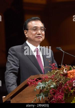 (170326) -- SYDNEY, le 26 mars 2017 -- le premier ministre chinois Li Keqiang prononce un banquet de bienvenue organisé par des Chinois vivant en Australie, à Sydney, Australie, le 25 mars 2017.) (Lb) AUSTRALIA-SYDNEY-CHINA-LI KEQIANG-BANQUET ZhangxDuo PUBLICATIONxNOTxINxCHN Sydney mars 26 2017 le Premier ministre chinois gauche Keqiang s'adresse à un banquet de bienvenue organisé par des Chinois vivant en Australie à Sydney Australie mars 25 2017 LB Australie Sydney China gauche Keqiang banquet ZhangxDuo PUBLICATIONxNOTxINxCHN Banque D'Images