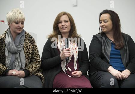 (170327) -- LONDRES, 27 mars 2017 () -- Sara McFarland, Jennifer Burton et Angela Stoll (de gauche à droite), sœurs de Melissa Cochran blessée et dont le mari Kurt Cochran a été tué dans l'attaque de Londres, assistent à une conférence de presse avec d'autres membres de leur famille au New Scotland Yard à Londres, en Grande-Bretagne, le 27 mars 2017. () -UK OUT- GRANDE-BRETAGNE-LONDRES-LONDRES ATTAQUE-CONFÉRENCE DE PRESSE Xinhua PUBLICATIONxNOTxINxCHN Londres Mars 27 2017 Sara McFarland Jennifer Burton et Angela Stoll de l à r Sœurs de Melissa Cochran qui a blessé et dont le mari Kurt Cochran a TUÉ dans le Londo Banque D'Images