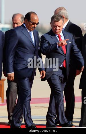 (170328) -- AMMAN, le 28 mars 2017 -- le président mauritanien Mohamed Ould Abdel Aziz (à gauche) marche avec le roi Abdullah II de Jordanie lors d'une cérémonie de réception à l'aéroport international Reine Alia avant le 28e Sommet arabe à Amman, Jordanie, le 28 mars 2017. Mohammad Abu Ghosh) (dtf) JORDANIE-AMMAN-LIGUE ARABE-SOMMET-ARRIVÉE linxxiaoxwei PUBLICATIONxNOTxINxCHN Amman Mars 28 2017 le Président de la Mauritanie Mohamed Ould Abdel Aziz marche avec le Roi Abdullah II de Jordanie lors d'une cérémonie de réception À l'aéroport international Reine Alia avant le 28e Sommet arabe à Amman Jordanie LE 28 2017 mars Banque D'Images