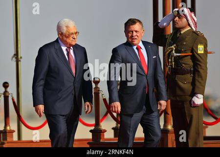 (170328) -- AMMAN, le 28 mars 2017 -- le président palestinien Mahmoud Abbas (L) marche avec le roi Abdullah II (C) de Jordanie lors d'une cérémonie de réception à l'aéroport international Reine Alia avant le 28e sommet arabe à Amman, Jordanie, le 28 mars 2017. Mohammad Abu Ghosh) (dtf) JORDANIE-AMMAN-LIGUE ARABE-SOMMET-ARRIVÉE linxxiaoxwei PUBLICATIONxNOTxINxCHN Amman Mars 28 2017 le Président PALESTINIEN Mahmoud Abbas marche avec la Jordanie S Roi Abdullah II C lors d'une cérémonie de réception À l'aéroport international Reine Alia avant le 28e Sommet arabe à Amman Jordanie LE 28 2017 mars Mohammad Abu GH Banque D'Images