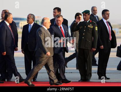 (170328) -- AMMAN, le 28 mars 2017 -- le Premier ministre irakien Haider al-Abadi en visite est accueilli par le roi Abdullah II de Jordanie lors d'une cérémonie de réception à l'aéroport international Reine Alia à Amman, capitale de la Jordanie, le 28 mars 2017. Le 28e Sommet de la Ligue des États arabes (LEA) se tiendra mercredi dans la région de la mer Morte en Jordanie. ) JORDANIE-AMMAN-LIGUE ARABE-SOMMET-IRAK-PM MohammadxAbuxGhosh PUBLICATIONxNOTxINxCHN Amman Mars 28 2017 visite des premiers ministres irakiens Haider Al Abadi EST ACCUEILLI par le Roi Abdullah II de Jordanie lors d'une cérémonie de réception À la Reine Alia internationale Banque D'Images