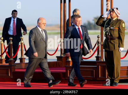 (170328) -- AMMAN, le 28 mars 2017 -- le Premier ministre irakien Haider al-Abadi (1e L, front) est accueilli par le roi Abdullah II (2e L, front) lors d'une cérémonie de réception à l'aéroport international Reine Alia à Amman, capitale de la Jordanie, le 28 mars 2017. Le 28e Sommet de la Ligue des États arabes (LEA) se tiendra mercredi dans la région de la mer Morte en Jordanie. ) JORDANIE-AMMAN-LIGUE ARABE-SOMMET-IRAK-PM MohammadxAbuxGhosh PUBLICATIONxNOTxINxCHN Amman Mars 28 2017 visite des premiers ministres irakiens Haider Al Abadi 1st l Front EST ACCUEILLI par Jordanie S Roi Abdullah II 2nd l Front dur Banque D'Images