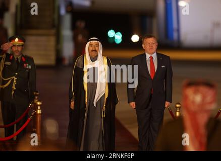 (170328) -- AMMAN, le 28 mars 2017 -- l'émir du Koweït Cheikh Sabah Al-Ahmad Al-Jaber Al-Sabah (L) est accueilli par le Roi Abdullah II de Jordanie lors d'une cérémonie de réception à l'aéroport international Reine Alia à Amman, capitale de la Jordanie, le 28 mars 2017. Le 28e Sommet de la Ligue des États arabes (LEA) se tiendra mercredi dans la région de la mer Morte en Jordanie. ) JORDANIE-AMMAN-LIGUE ARABE-SOMMET-KOWEÏT-EMIR MohammadxAbuxGhosh PUBLICATIONxNOTxINxCHN Amman Mars 28 2017 l'émir du Koweït Cheikh Sabah Al Ahmad Al Jaber Al Sabah l EST ACCUEILLI par la Jordanie S Roi Abdullah II lors d'une réception CER Banque D'Images