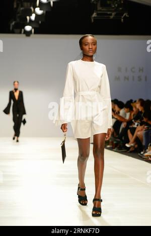 (170328) -- JOHANNESBURG, le 28 mars 2017 -- des mannequins présentent des créations du designer Rich Mnisi le jour d'ouverture de la Fashion week sud-africaine Printemps été 2017 à Hyde Park Corner à Johannesburg, Afrique du Sud, le 28 mars 2017. La Fashion week sud-africaine Printemps été 2017 a débuté ici mardi. Les créations de plus de 60 créateurs ou marques de mode sud-africains et internationaux seront présentées lors de cet événement de cinq jours. AFRIQUE DU SUD-JOHANNESBURG-FASHION WEEK-OPENING ZhaixJianlan PUBLICATIONxNOTxINxCHN Johannesburg Mars 28 2017 modèles présentent créations de designers Rich Banque D'Images