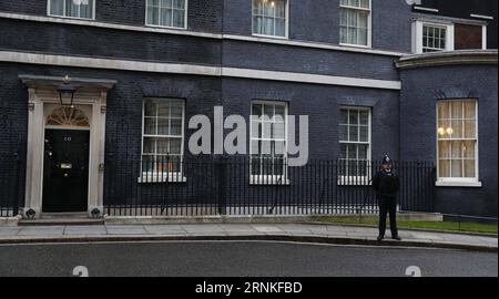 (170329) -- LONDRES, le 29 mars 2017 -- Un policier monte la garde au 10 Downing Street à Londres le 29 mars 2017. La première ministre britannique Theresa May a signé mardi la lettre de l'article 50 pour commencer officiellement la sortie de la Grande-Bretagne de l'Union européenne, neuf mois après que le pays ait voté pour quitter l'UE lors d'un référendum, ont déclaré les médias locaux. (YY) GRANDE-BRETAGNE-LONDRES-BREXIT hanxyan PUBLICATIONxNOTxINxCHN Londres Mars 29 2017 un policier monte la garde AU 10 Downing Street à Londres Mars 29 2017 le Premier ministre britannique Theresa May a signé mardi la lettre Article 50 pour commencer officiellement la sortie de la Grande-Bretagne Banque D'Images