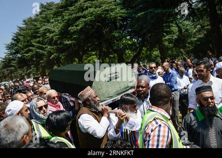 (170329) -- JOHANNESBURG, le 29 mars 2017 -- des gens portent le cercueil d'Ahmed Kathrada sur la tombe lors de ses funérailles au cimetière Westpark à Johannesburg, en Afrique du Sud, le 29 mars 2017. Ahmed Kathrada, le partisan sud-africain de l'anti-apartheid, est décédé mardi matin à l'âge de 87 ans. ) (Sxk) AFRIQUE DU SUD-JOHANNESBURG-AHMED KATHRADA-FUNÈBRE ZhaixJianlan PUBLICATIONxNOTxINxCHN Johannesburg Mars 29 2017 des célébrités portent le cercueil d'Ahmed Kathrada sur la tombe lors de ses funérailles AU cimetière de West Park à Johannesburg Afrique du Sud LE 29 2017 mars anti-apartheid sud-africain Banque D'Images