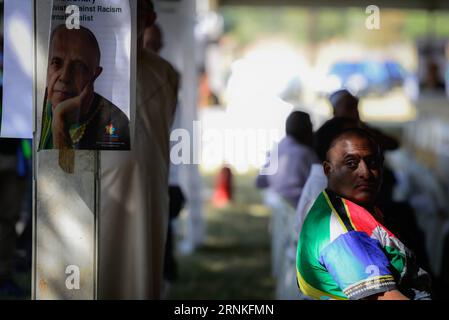 (170329) -- JOHANNESBURG, le 29 mars 2017 -- Un homme assiste aux funérailles d'Ahmed Kathrada au cimetière Westpark de Johannesburg, en Afrique du Sud, le 29 mars 2017. Ahmed Kathrada, le partisan sud-africain de l'anti-apartheid, est décédé mardi matin à l'âge de 87 ans. ) (Sxk) AFRIQUE DU SUD-JOHANNESBURG-AHMED KATHRADA-FUNÈBRE ZhaixJianlan PUBLICATIONxNOTxINxCHN Johannesburg Mars 29 2017 un homme assiste aux funérailles d'Ahmed Kathrada AU cimetière de West Park à Johannesburg Afrique du Sud LE 29 2017 mars, le stalwart anti-apartheid sud-africain Ahmed Kathrada est mort dans les premières heures du mardi Morni Banque D'Images