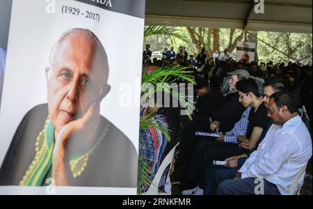 (170329) -- JOHANNESBURG, le 29 mars 2017 -- des personnes assistent aux funérailles d'Ahmed Kathrada au cimetière Westpark de Johannesburg, en Afrique du Sud, le 29 mars 2017. Ahmed Kathrada, le partisan sud-africain de l'anti-apartheid, est décédé mardi matin à l'âge de 87 ans. ) (Sxk) AFRIQUE DU SUD-JOHANNESBURG-AHMED KATHRADA-FUNÈBRE ZhaixJianlan PUBLICATIONxNOTxINxCHN Johannesburg Mars 29 2017 des célébrités assistent aux funérailles d'Ahmed Kathrada AU cimetière West Park à Johannesburg Afrique du Sud LE 29 2017 mars, le fidèle sud-africain de l'anti-apartheid Ahmed Kathrada est mort dans les premières heures de mardi Banque D'Images